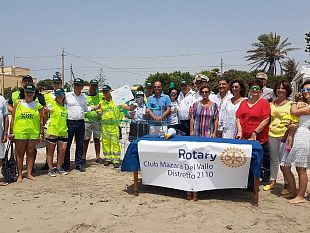 il-primo-pesce-mangia-plastica-in-provincia-di-trapani-installato-dal-rotary-club-mazara-nella-spiaggia-di-tonnarella