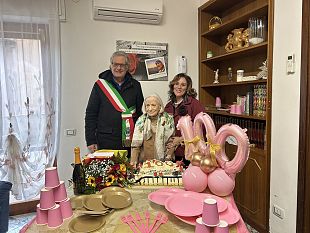 caterina-festeggia-i-100-anni-il-sindaco-lentini-le-consegna-una-pergamena