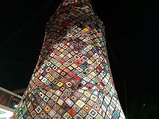 un-albero-di-natale-alluncinetto-segno-di-unione-e-condivisione