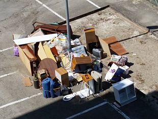 trapani-lascia-rifiuti-in-strada-sorpreso-dai-vigili