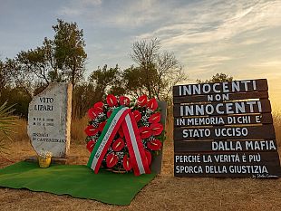 un-cuore-di-rose-stamane-deposto-davanti-alla-tomba-di-vito-lipari
