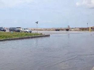 video-continua-ad-allagarsi-il-lungomare-davanti-porto-nuovo