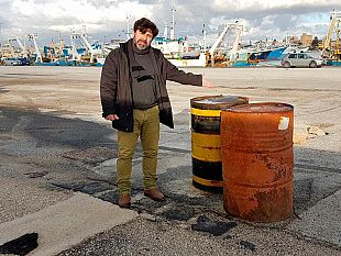 video-mazara-fusti-sospetti-e-rifiuti-nel-porto-peschereccio