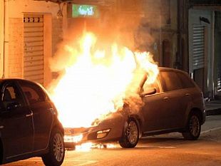 auto-in-fiamme-alla-vigilia-di-natale-illesa-la-donna-alla-guida