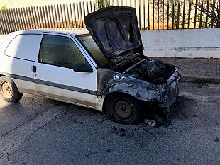 auto-in-fiamme-nei-pressi-della-scuola-luigi-capuana