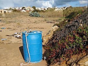 il-lettore-segnala-strani-bidoni-sulla-spiaggia-di-triscina-contengono-rifiuti
