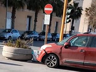 trapani-auto-impatta-contro-un-blocco-di-cemento-ecco-come-sono-andate-le-cose