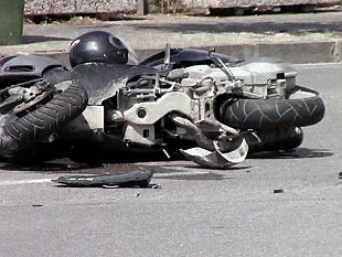 vita-cade-in-moto-su-una-strada-dissestata-comune-risarcisce-i-danni