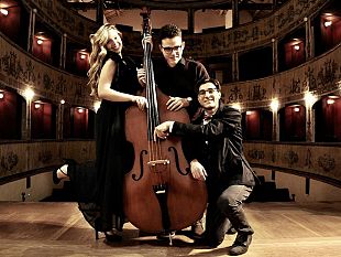 successo-di-eba-trio-al-teatro-garibaldi-di-mazara