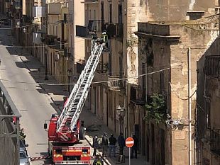 crollo-di-calcinacci-in-via-garibaldi-nessun-ferito