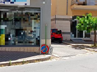 alcamo-cartello-caduto-da-giorni-e-nessuno-interviene-in-via-ugo-foscolo