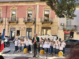 il-coro-della-di-matteo-ha-intonato-linno-nazionale-alla-giornata-delle-forze-armate