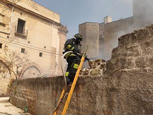 mazara-incendio-in-unarea-privata-del-centro-storico-utilizzata-da-alcuni-anni-come-discarica-da-incivili