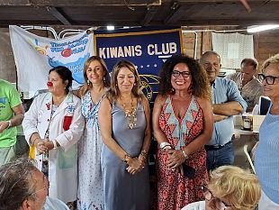 erice-solidarieta-giocando-a-burraco-donata-sedia-che-consente-bagno-in-mare-a-persone-con-disabilita