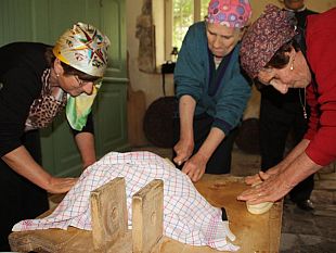 lucia-gina-e-cuncittina-la-magia-di-un-giorno-di-pane