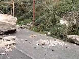 cedimento-roccioso-sulla-strada-del-porto-di-castellammare-il-sindaco-nessun-allarmismo