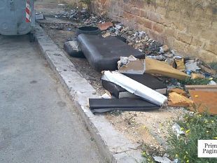 video-marciapiede-come-una-discarica-in-via-marsala