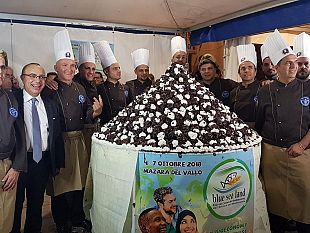 blue-sea-land-stabilito-il-nuovo-record-del-profiterole-piu-grande-del-mondo