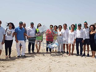 video-mazara-nella-spiaggia-di-tonnarella-il-pesce-mangia-plastica-donato-dal-rotary