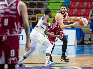 verona-domina-trapani-tradita-dai-big-lottano-solo-i-giovani-e-mollura