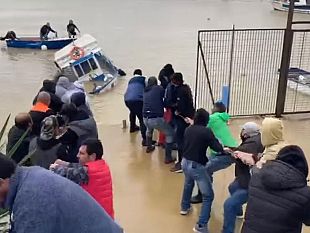 castelvetrano/il-recupero-della-barca-affondata-nel-porto-di-marinella