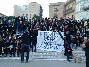 flash-mob-scuola-docenti-alunni-e-genitori-uniti-contro-l-uccisione-della-scuola-pubblica