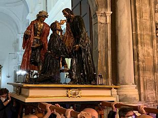 il-sacro-gruppo-la-lavanda-dei-piedi-trasportato-in-via-carolina-per-restauro