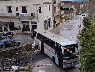 castelvetrano/paura-per-un-autobus-incastrato-tra-le-barriere-del-passaggio-a-livello