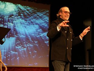 luca-ward-al-cine-teatro-ariston-con-il-talento-di-essere-tutti-e-nessuno