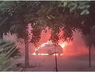 trapani-taxi-a-fuoco-davanti-al-deco-in-via-pepoli