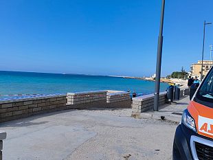 mazara/mazara-corpo-di-un-uomo-privo-di-vita-in-mare-davanti-la-spiaggia-di-san-vito