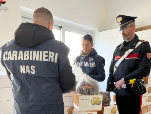 i-carabinieri-del-nas-palermo-sequestrano-migliaia-di-panettoni-scaduti-e-commercializzati-con-etichetta-contraffatta