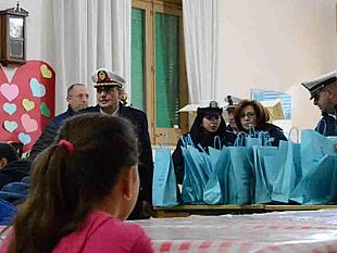 mazara-comando-dei-vigili-urbani-anticipa-la-befana-consegnati-doni-ai-bambini