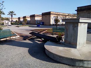 mazara-forte-vento-caduta-statua-del-cristo-al-cimitero