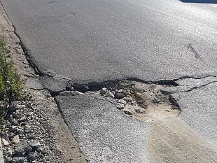 buche-stradali-come-crateri-ed-un-lettore-si-chiede-come-mai-non-si-provveda-a-chiuderle