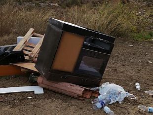 una-lettrice-segnala-labbandono-di-rifiuti-in-campagna-davanti-la-propria-abitazione