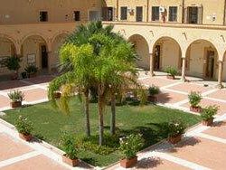 marsala-fiamme-nei-bagni-del-liceo-classico-istituto-evacuato-ma-nessun-danno-a-cose-e-persone