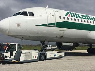 volo-alitalia-fermo-in-pista-per-problemi-tecnici-dopo-latterraggio-interviene-il-37o-stormo