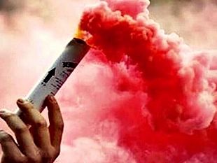 accesero-fumogenti-allo-stadio-di-marsala-il-questore-emette-tre-daspo