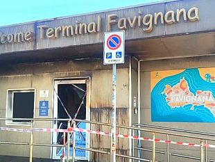 favignana-incendio-domato-al-molo-san-leonardo-inagibile-la-sala-dattesa-del-terminal