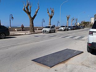 mazara-lungomare-hopps-da-mesi-pericolosa-lastra-metallica-sulla-strada
