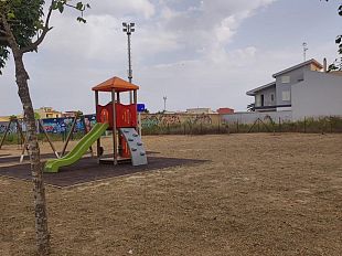lamministrazione-ripulisce-il-parco-giochi-del-sole-e-rimuove-i-tronchi-delle-palme-in-viale-roma