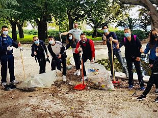 volontari-in-azione-ripuliscono-il-parco-delle-rimebranze