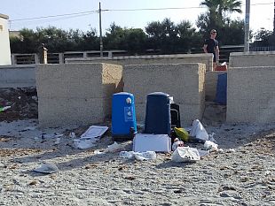 mazara-gran-caldo-e-molti-cittadini-cenano-in-spiaggia-alcuni-pero-mancano-di-rispetto