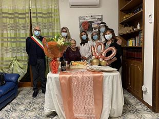 anche-il-sindaco-alfano-presente-alla-festa-per-i-100-anni-di-nonna-enza