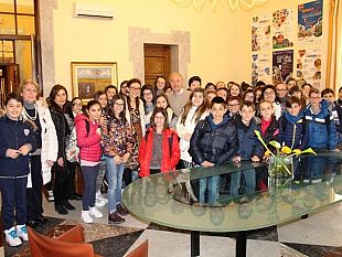 prime-classi-della-mazzini-in-visita-al-comune-ricevute-dal-sindaco-e-dagli-assessori-angileri-e-accardi