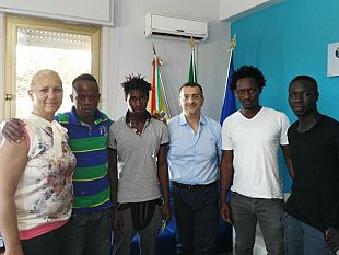 servizio-sociale-a-petrosino-a-cura-dei-ragazzi-dello-sprar-l-appello-del-sindaco-ai-cittadini