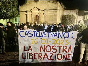 castelvetrano/oltre-200-persone-in-piazza-per-festeggiare-larresto-di-messina-denaro