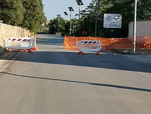 via-dei-templi-rimane-chiusa-ed-a-rischio-crolli-ma-le-auto-passano-lo-stesso