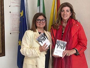 trapani-lanpi-dona-il-volume-noi-partigiani-alla-biblioteca-dellistituto-da-vinci-torre